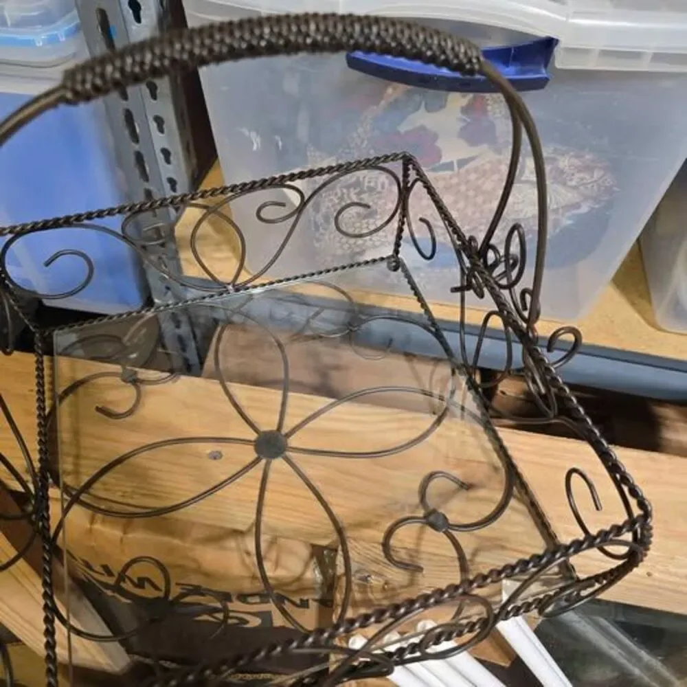 Iron Wire Basket With Plate Glass Bottom